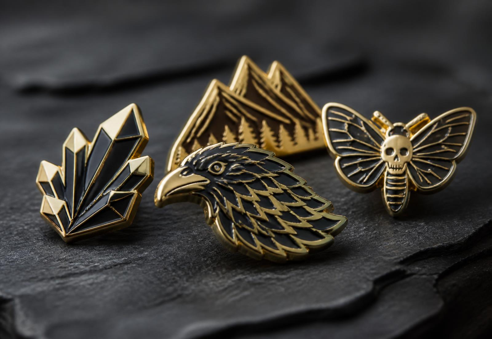 Pins metálicos personalizados com acabamento dourado e esmalte, fabricados pela ETC